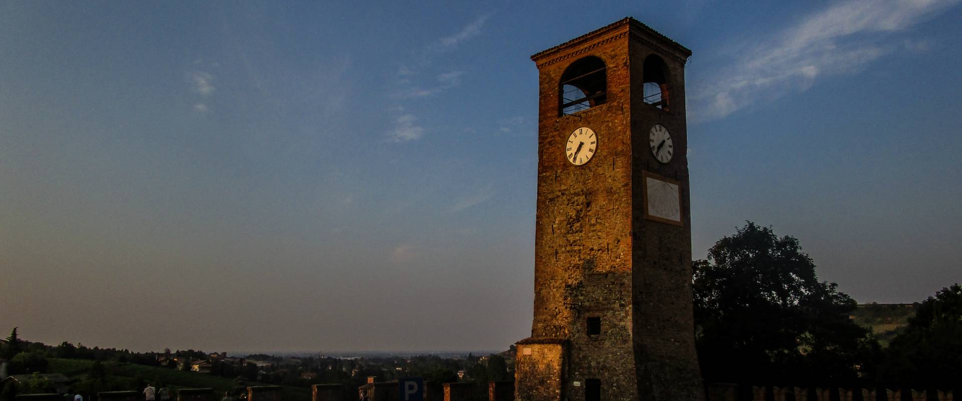 La Torre dell'Orologionel borgo foto di LucaNacchio